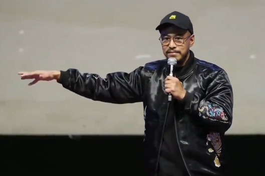 Pandji Pragiwaksono Didesak Minta Maaf Usai Singgung Adat Rambu Solo di Panggung Komedi